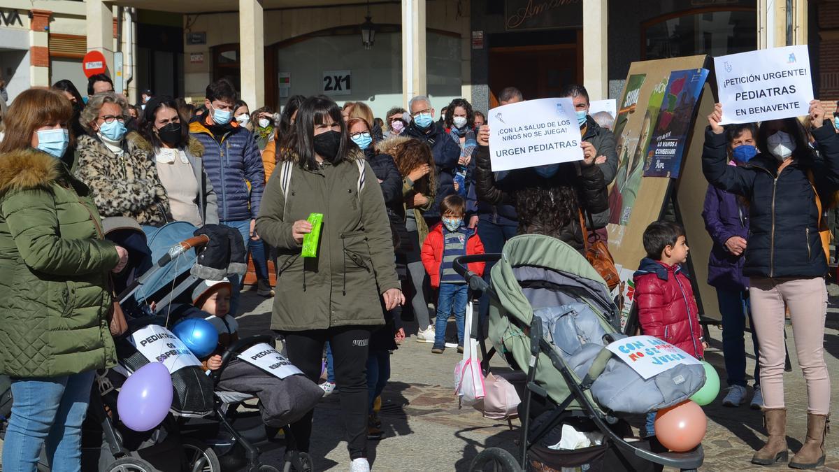 Participantes en la concentración de Benavente para pedir pediatra a la Junta. / E. P.