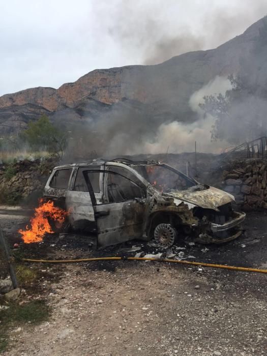 Un coche se incendia y provoca un fuego forestal en Xàbia