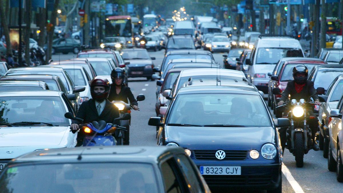 Tráfico intenso en la Gran Via de Barcelona