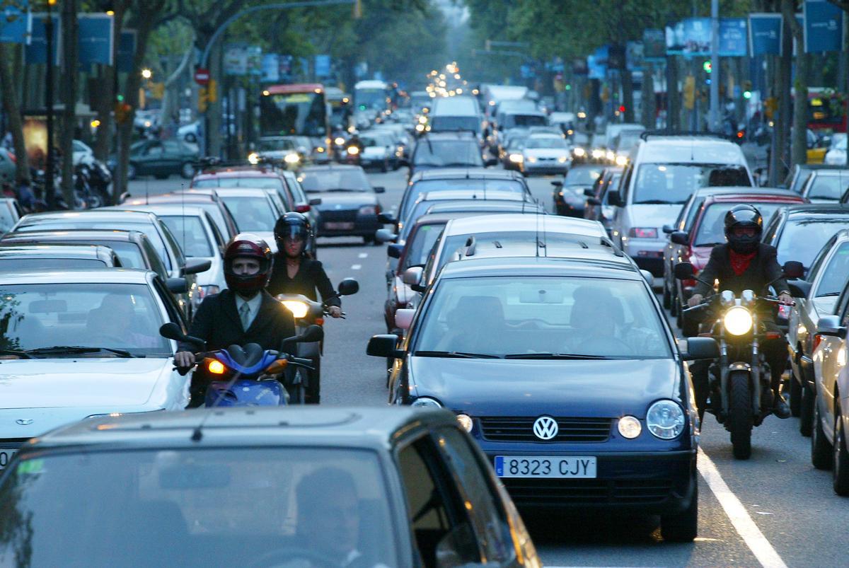 Tráfico intenso en la Gran Via de Barcelona