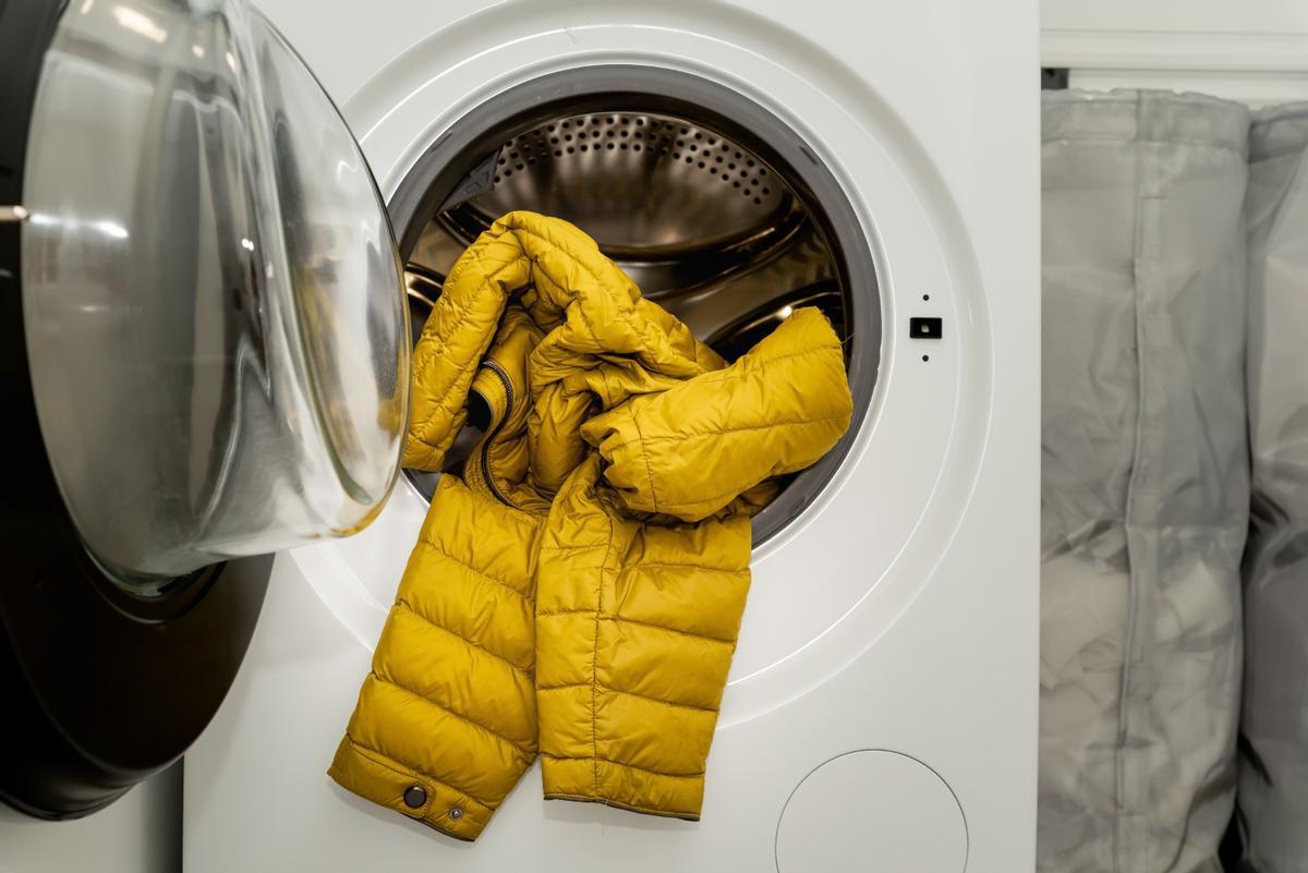 Di adiós a la tintorería con estos trucos para lavar y secar chaquetas de invierno y plumíferos sin dañarlos.