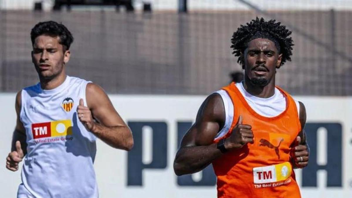 Thierry, a la derecha, en una imagen de archivo durante un entrenamiento