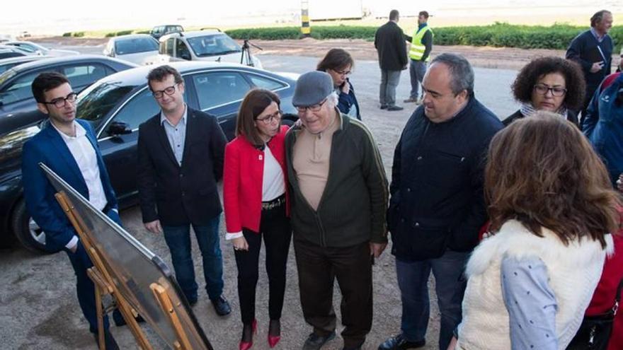 La vicealcaldesa, de rojo, charla con un vecino.