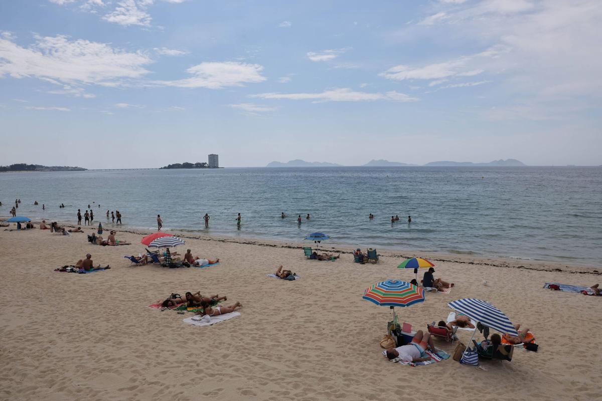 Vigo, Samil. Gente en la playa Vigo, Samil. Gente en la playa