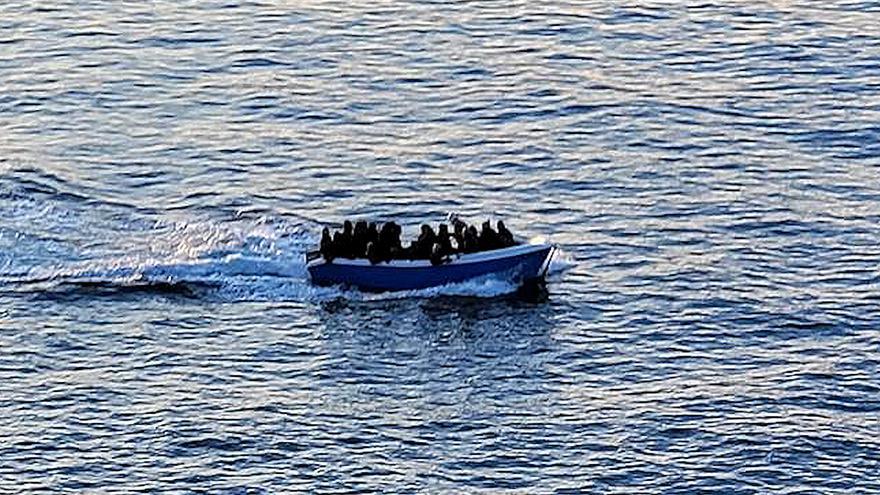 VÍDEO | Llega una patera con 24 migrantes de origen subsahariano a Cala Pi
