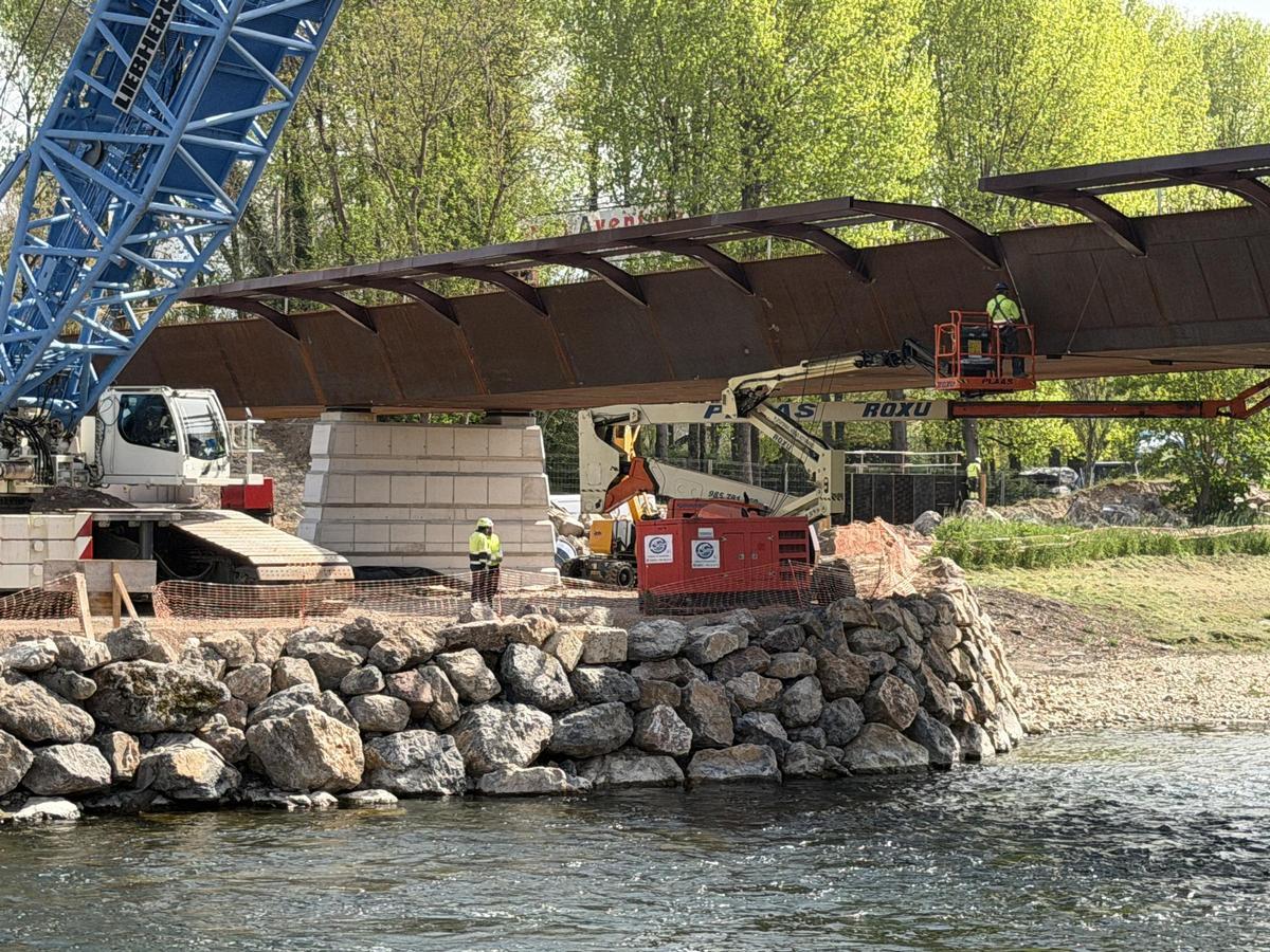 Finaliza el montaje de la estructura metálica del puente de Arriondas