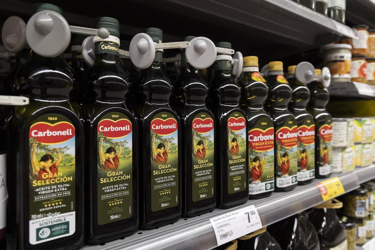 Botellas de aceite en el lineal de un supermercado