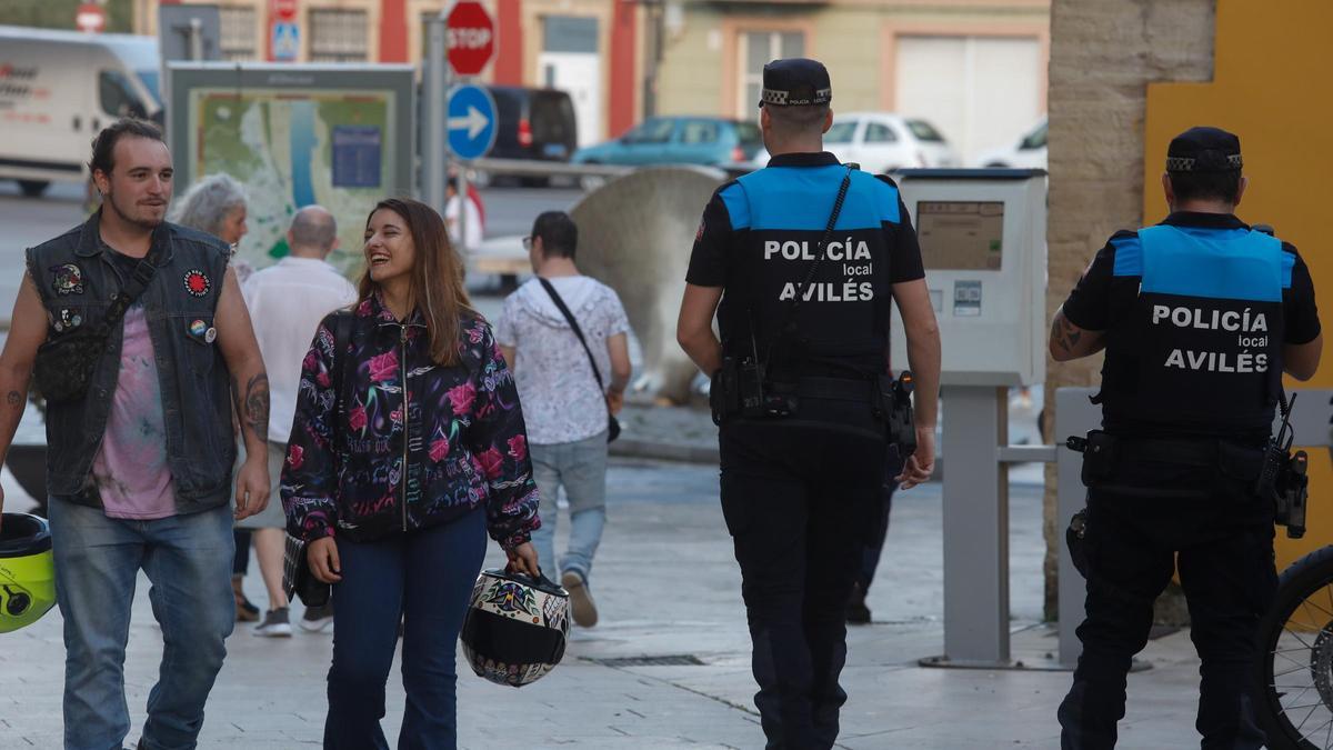 DOS AGENTES DE LA POLICIA LOCAL.