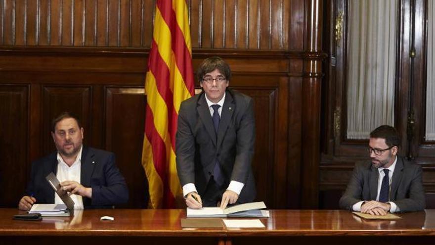 Puigdemont firma el decreto de convocatoria unilateral del referéndum