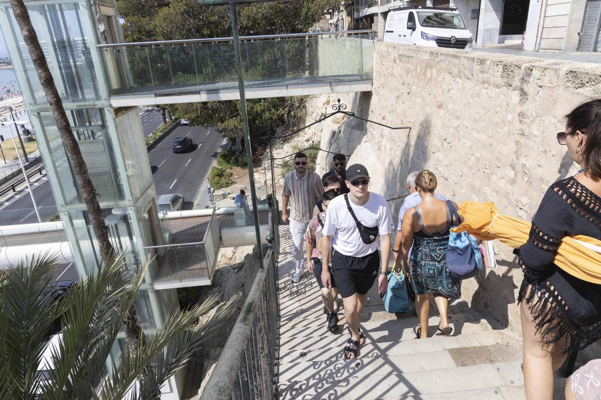 Otro verano sin ascensor para ir a la playa del Postiguet