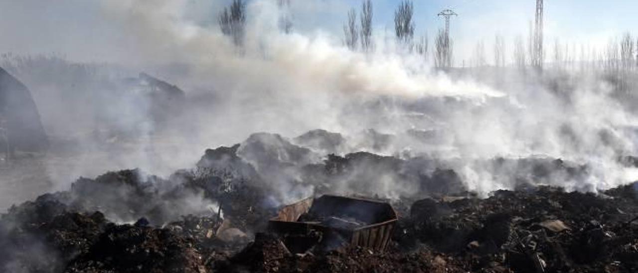 Sollana se moviliza para exigir el cierre del vertedero que arde desde hace 14 días