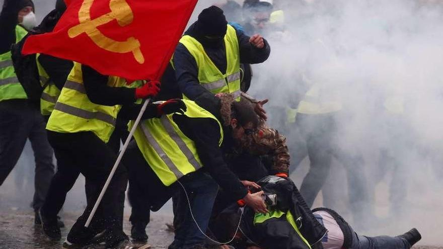Un grupo de manifestantes arrastra a un herido fuera de la zona de enfrentamiento con la polícía. // Reuters