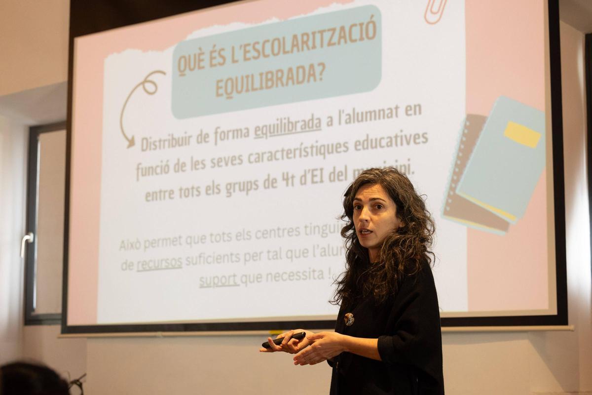 Jessica Sabiote, durante la charla informativa a los padres que quieren escolarizar a sus hijos en Ibiza.