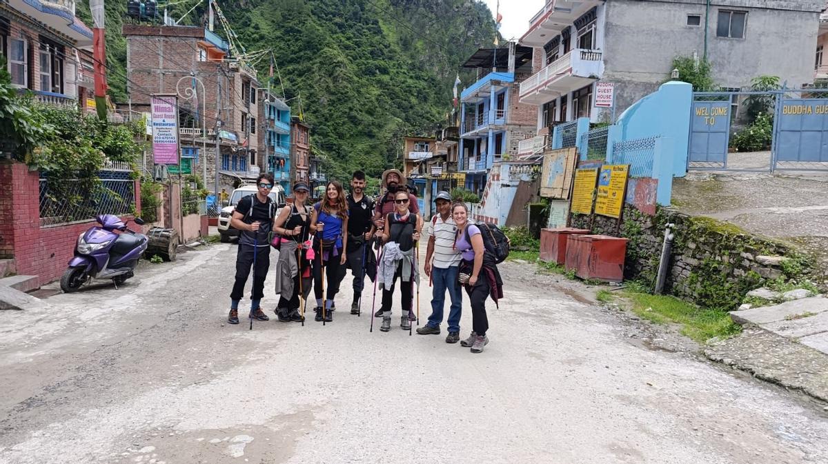 Integrantes de la ONG, en un 'trekking' en un pueblo que ha quedado destrozado por la riada