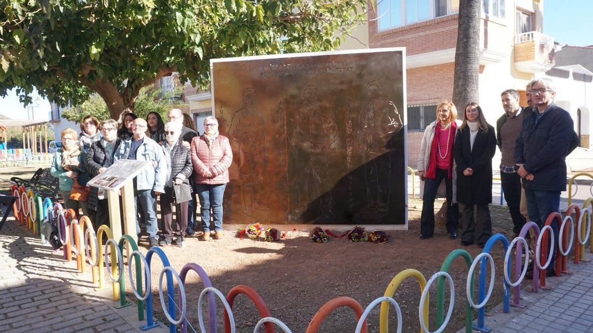Participantes en el homenaje, ante el monumento.