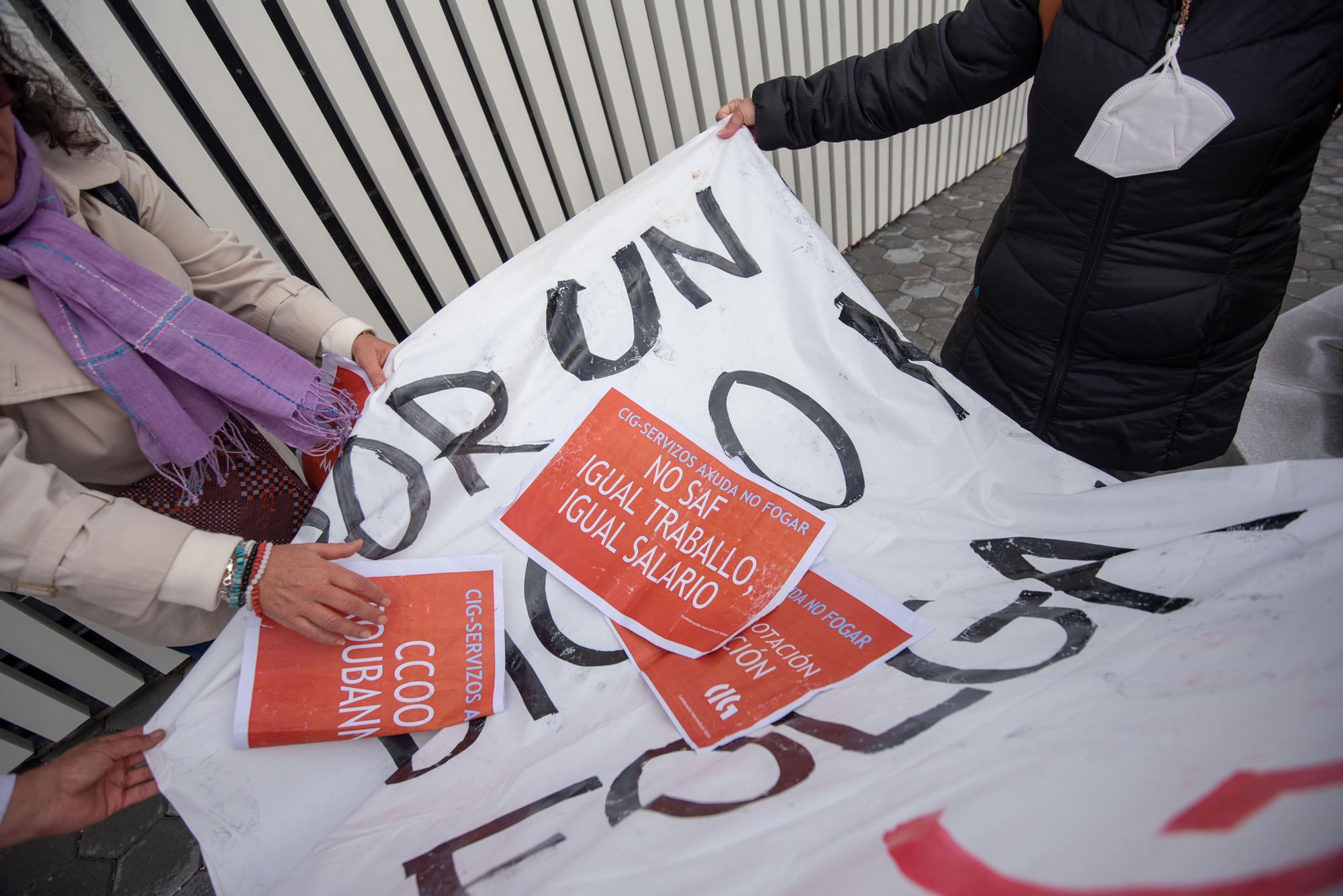 Protesta de trabajadoras de ayuda en el hogar ante la Xunta en el Espazo Amizar de A Coruña