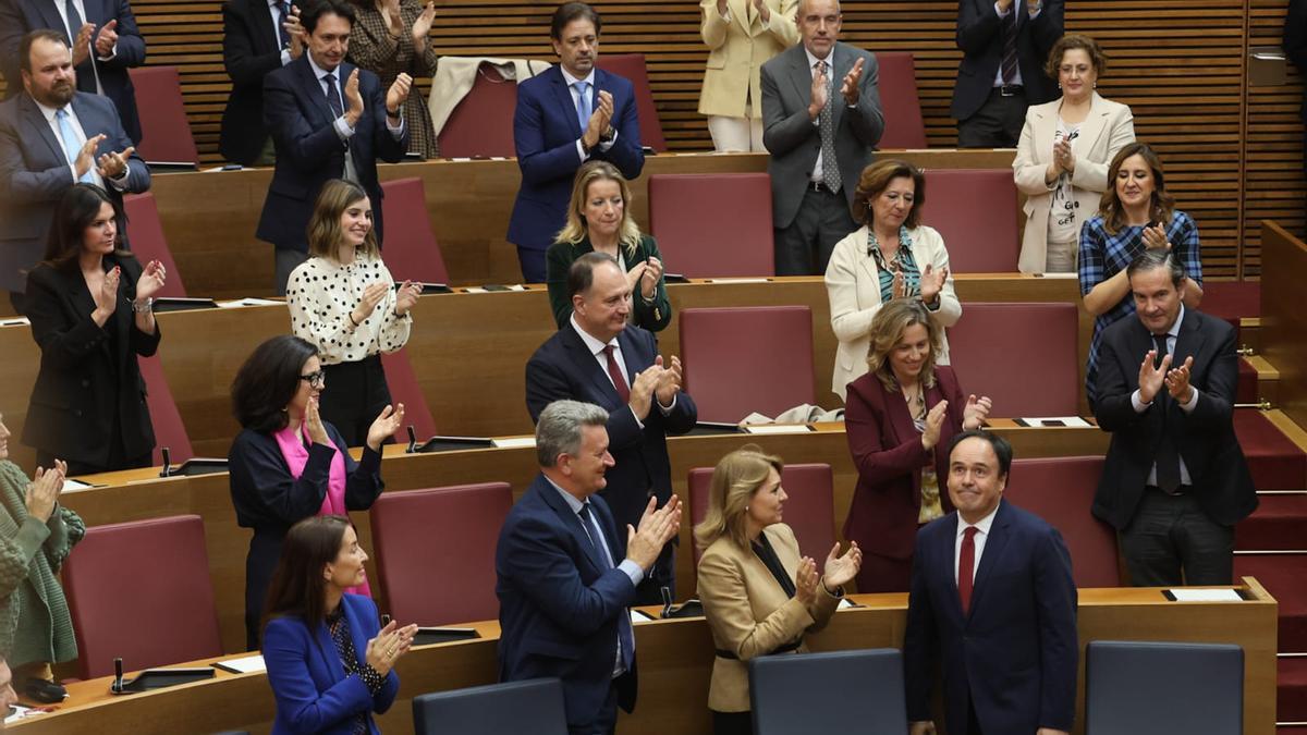 La bancada del PPCV y los consellers aplauden a Pérez Llorca.
