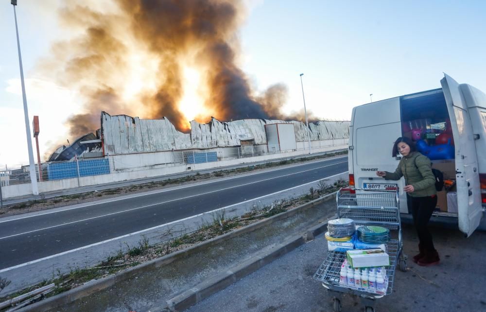 Un incendio arrasa una empresa de regalos en Manises