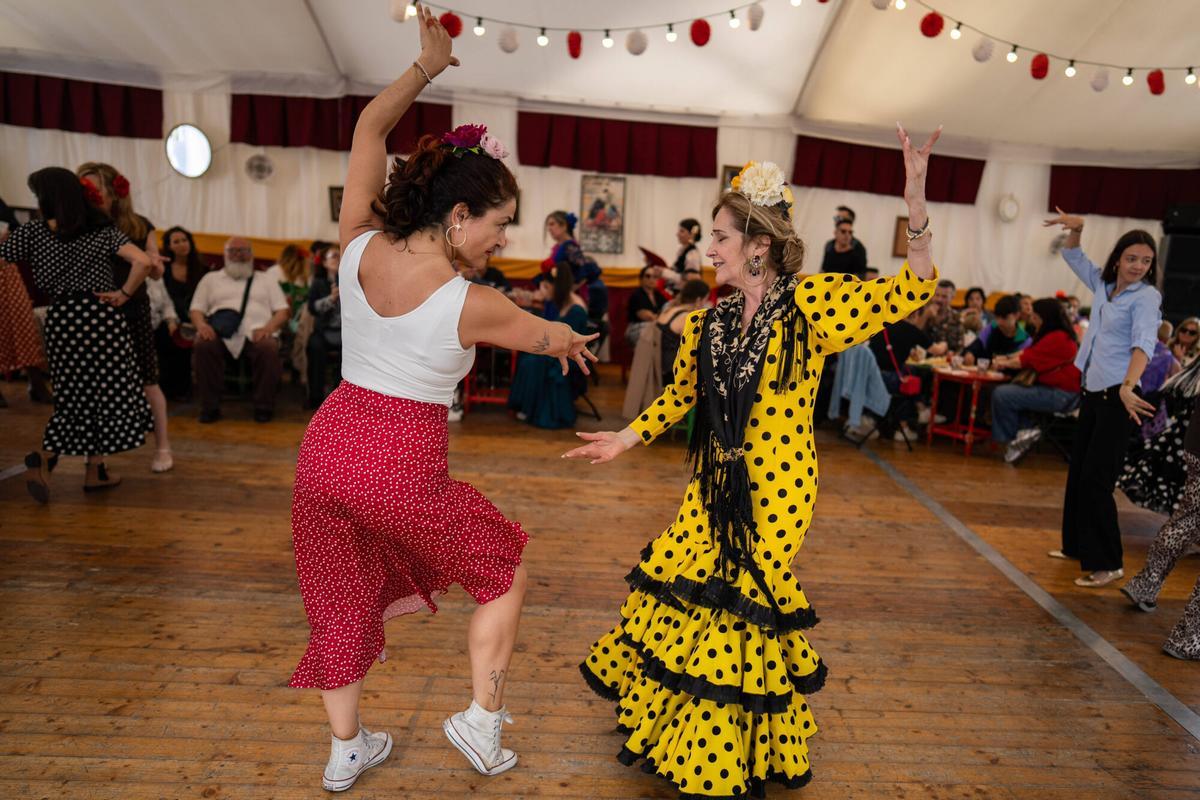 Ambiente en la Feria de Abril de Barcelona, en el recinto del Fòrum, durante la jornada del Primero de Mayo. El evento encara este viernes su último fin de semana de actividad antes de la clausura. Ambiente en la Feria de Abril de Barcelona, en el recinto del Fòrum, durante la jornada del Primero de Mayo. El evento encara este viernes su último fin de semana de actividad antes de la clausura.