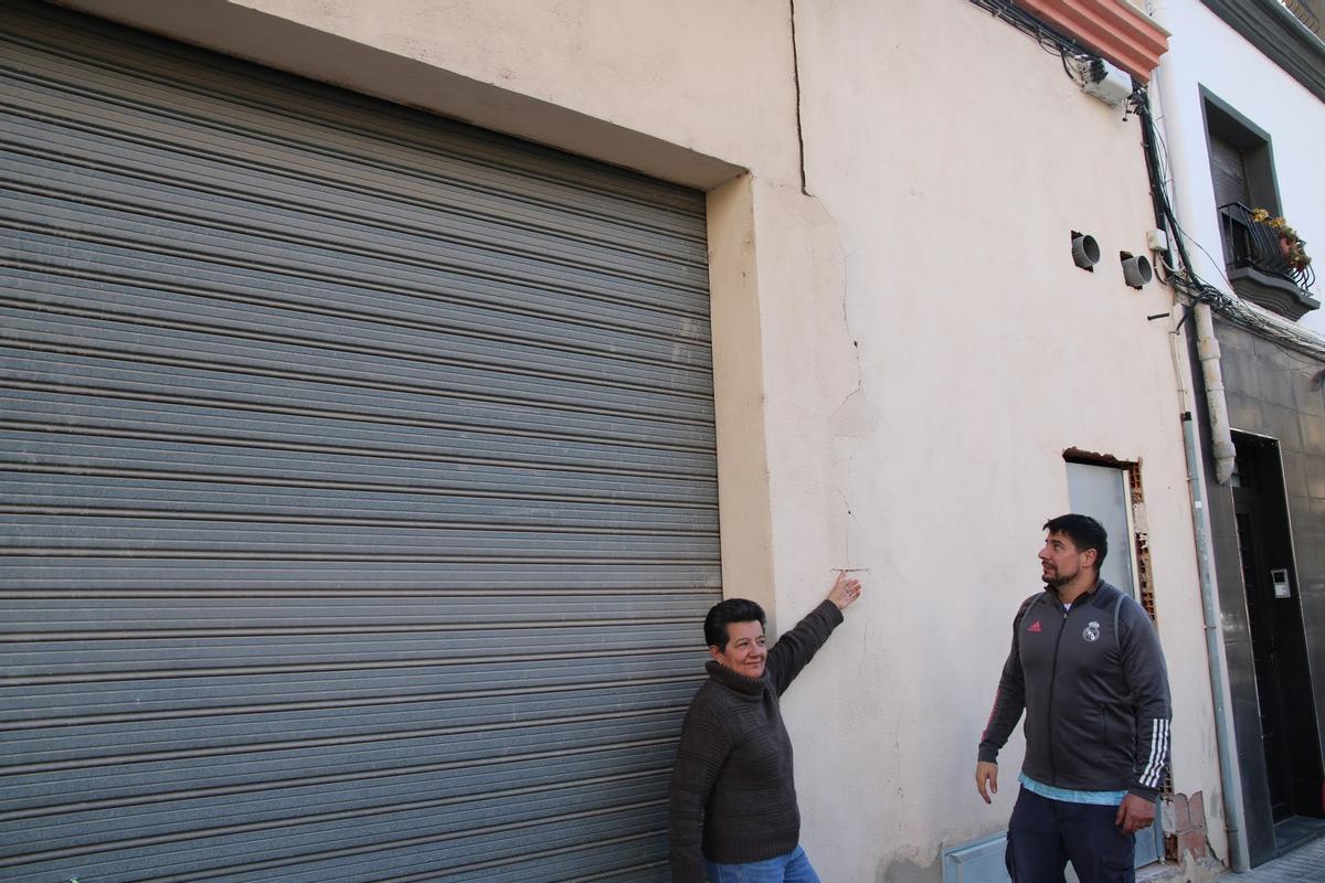 Los vecinos también denuncian actuaciones en elementos comunes sin autorización, como la apertura de nuevas puertas en la fachada y daños como una gran grieta.