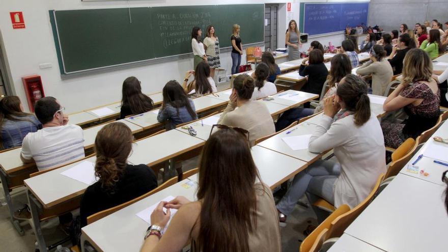 Maestros en un examen de oposición en Cartagena en 2016.