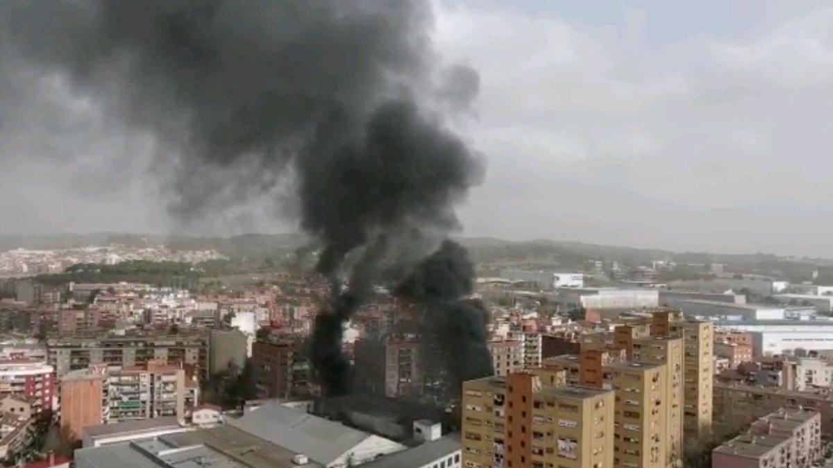 Extingit un incendi sense ferits en una indústria de cremalleres a Rubí