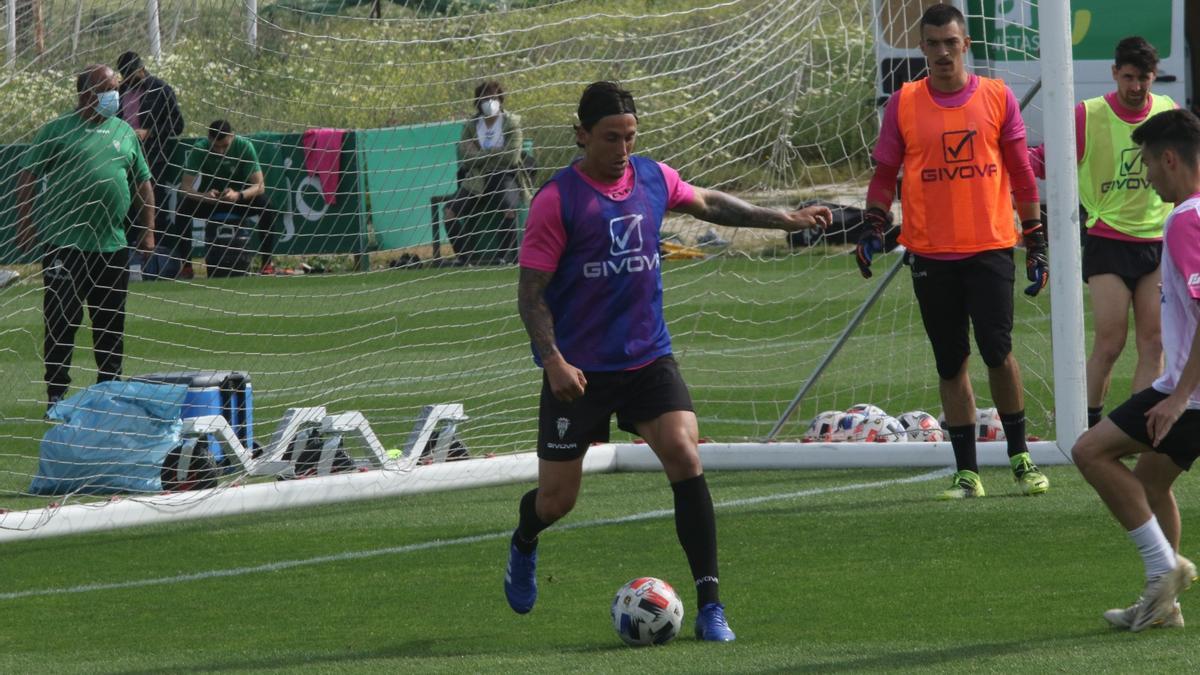 Manu Farrando, durante el entrenamiento de este miércoles del Córdoba CF, en la Ciudad Deportiva.