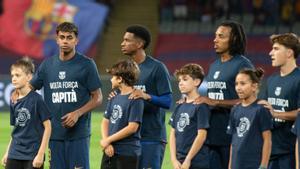 Los jugadores del Barça, con la camiseta de apoyo a Ter Stegen, lesionado para toda la temporada.
