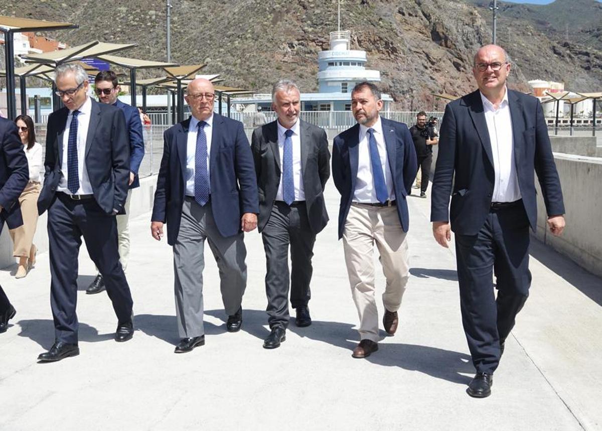 El ministro de Política Territorial junto al alcalde de Santa Cruz de Tenerife.