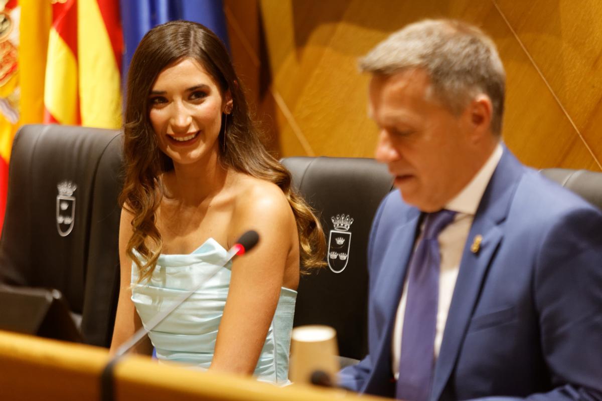 La reina fallera, Laia Molina juntoa al alcalde de Burriana, Jorge Monferrer.