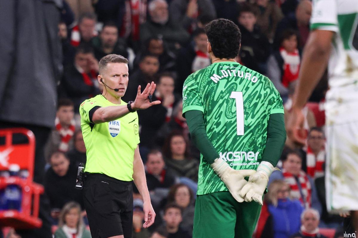 Hernández Hernández pide distancia a Dituro ante la reclamación del portero del Elche