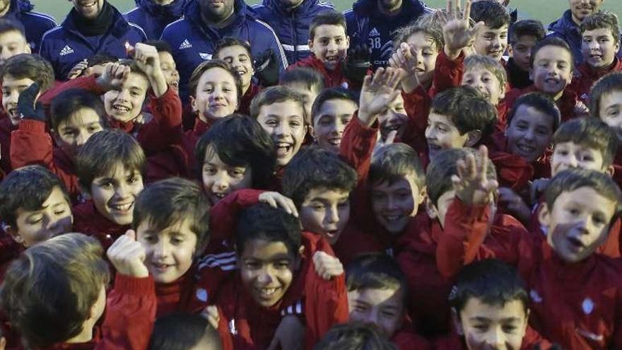 Técnicos y jugadores alevines y benjamines del Celta. // R. Grobas