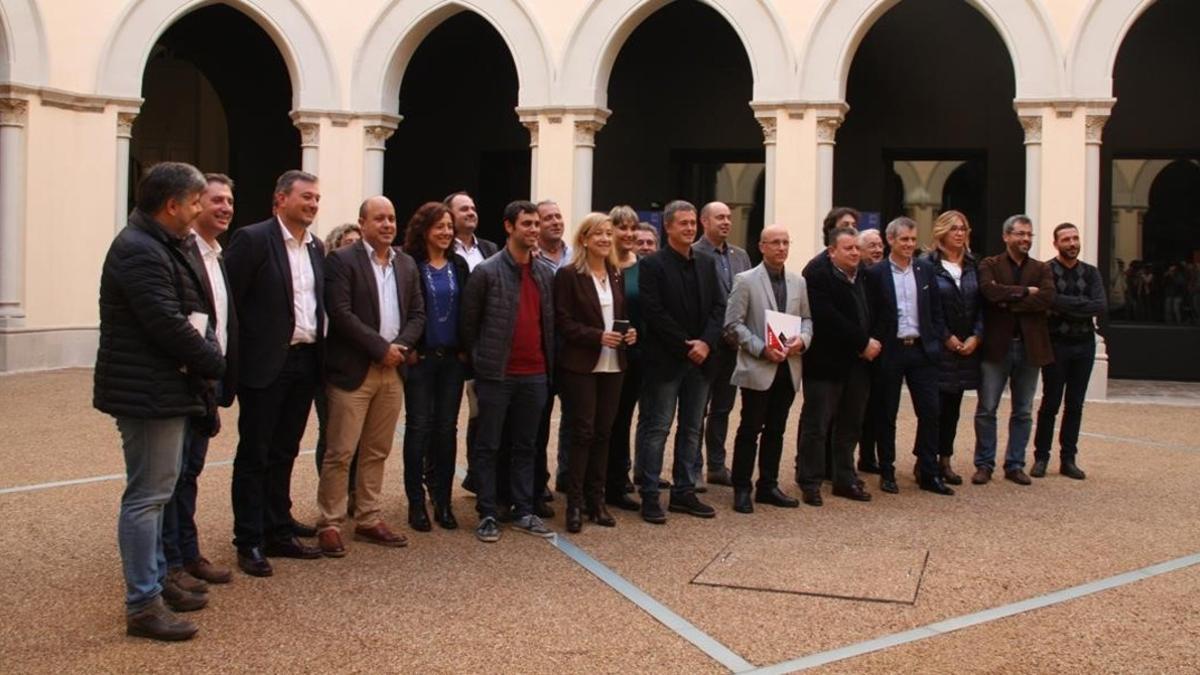 Foto de familia de los miembros de la AMI una vez finalizada la reunión de este viernes, 18 de noviembre, en el Seminari de Tarragona.