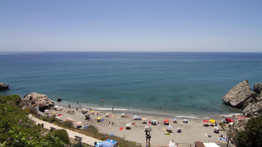 Rescatado un hombre tras sufrir una caída de tres metros de altura desde un mirador en Nerja
