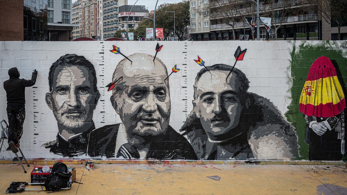 Roc Blackblock ultima su mural de denuncia de la monarquía en Barcelona, un ejemplo reciente de ’artivismo’. 