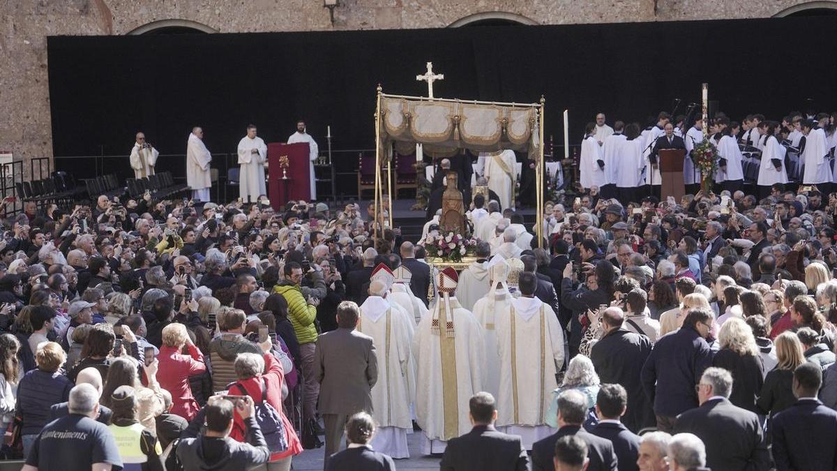 Una multitud a les places durant la celebració de la Mare de Déu de Montserrat del mil·lenari