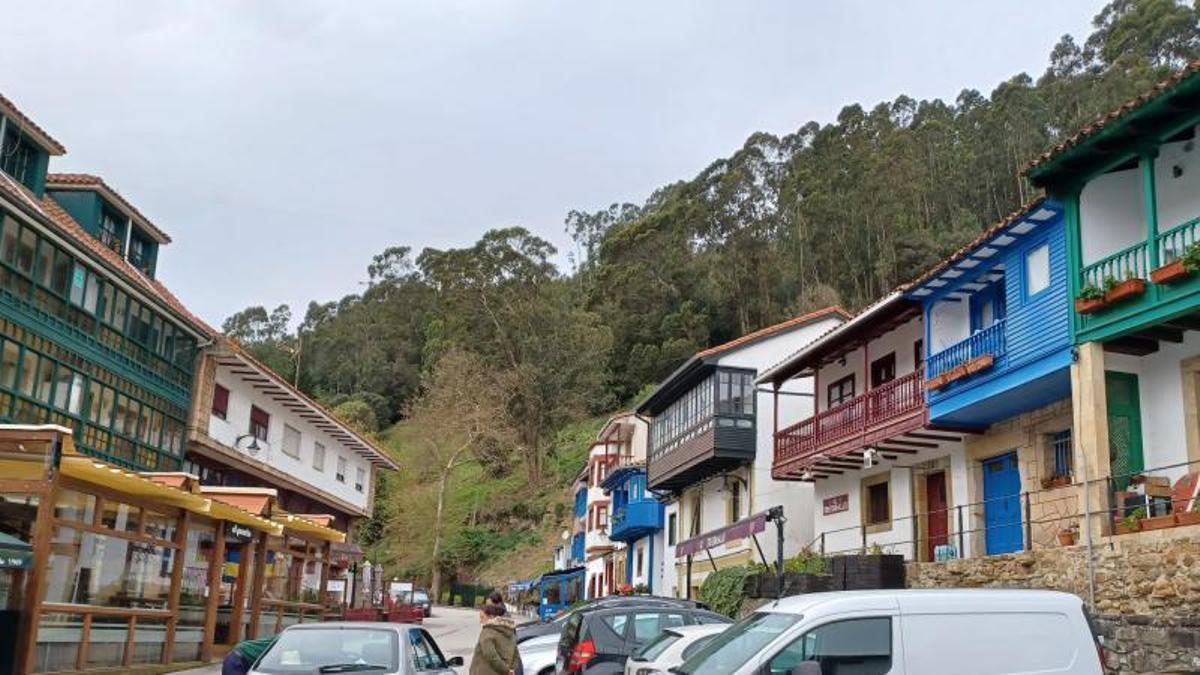 Zona de viviendas y restaurantes de Tazones, donde hay varias plazas de aparcamiento.
