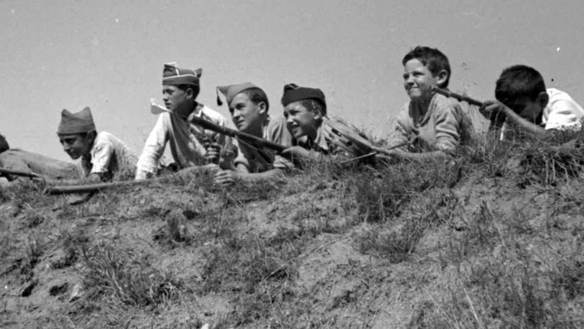 Niños “jugando a la guerra” en Vigo (agosto, 1936).
