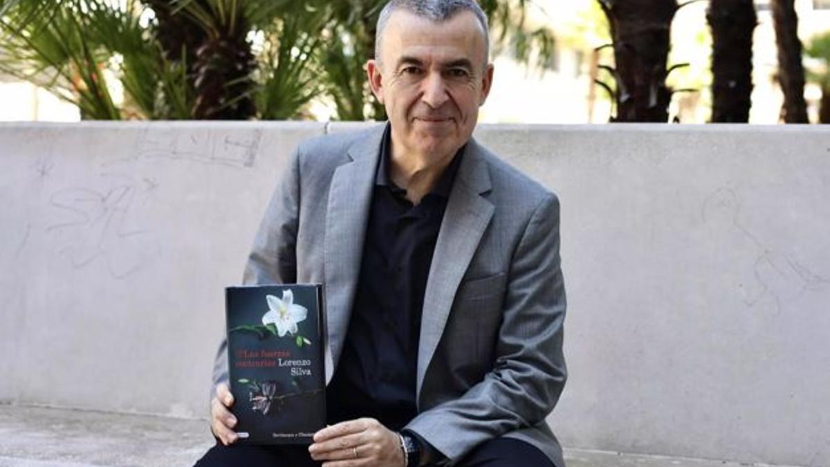 El escritor Lorenzo Silva posa con un ejemplar de su novela 'Las fuerzas contrarias'