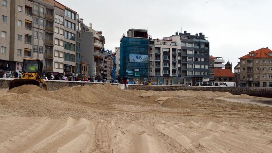 Mueven 10.000 m3 de arena en Silgar para recuperar el perfil original de la playa