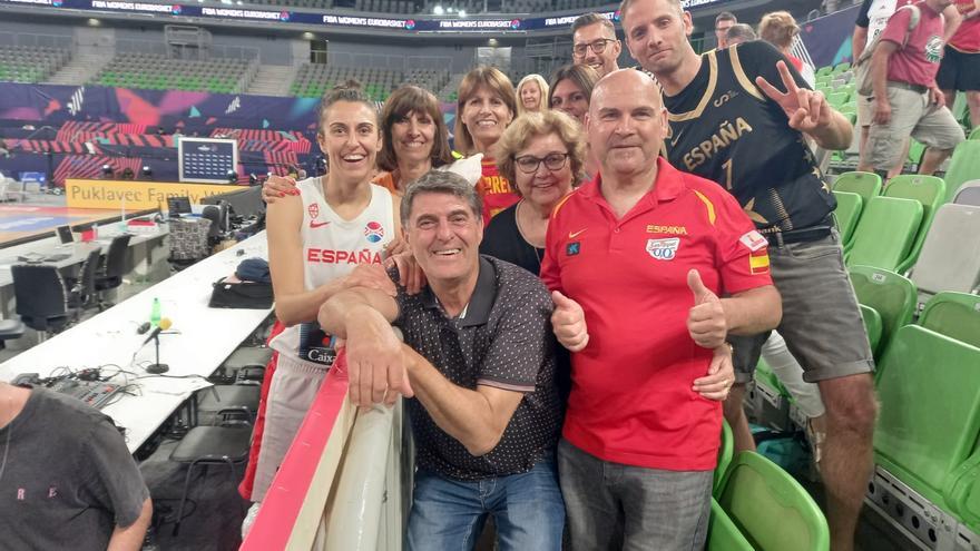 Familia y amigos apoyan a Alba Torrens desde la grada en el Eurobasket