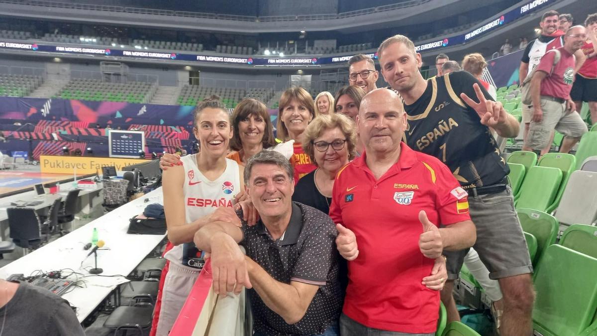 Familiares y amigos de Alba Torrens posan con ella tras la victoria ante Hungría