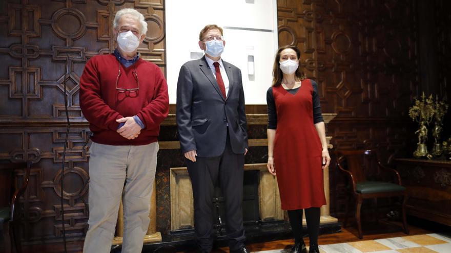 El hijo de Luis García Berlanga, Ximo Puig y Rosana Pastor, hoy, en el Palau de la Generalitat.