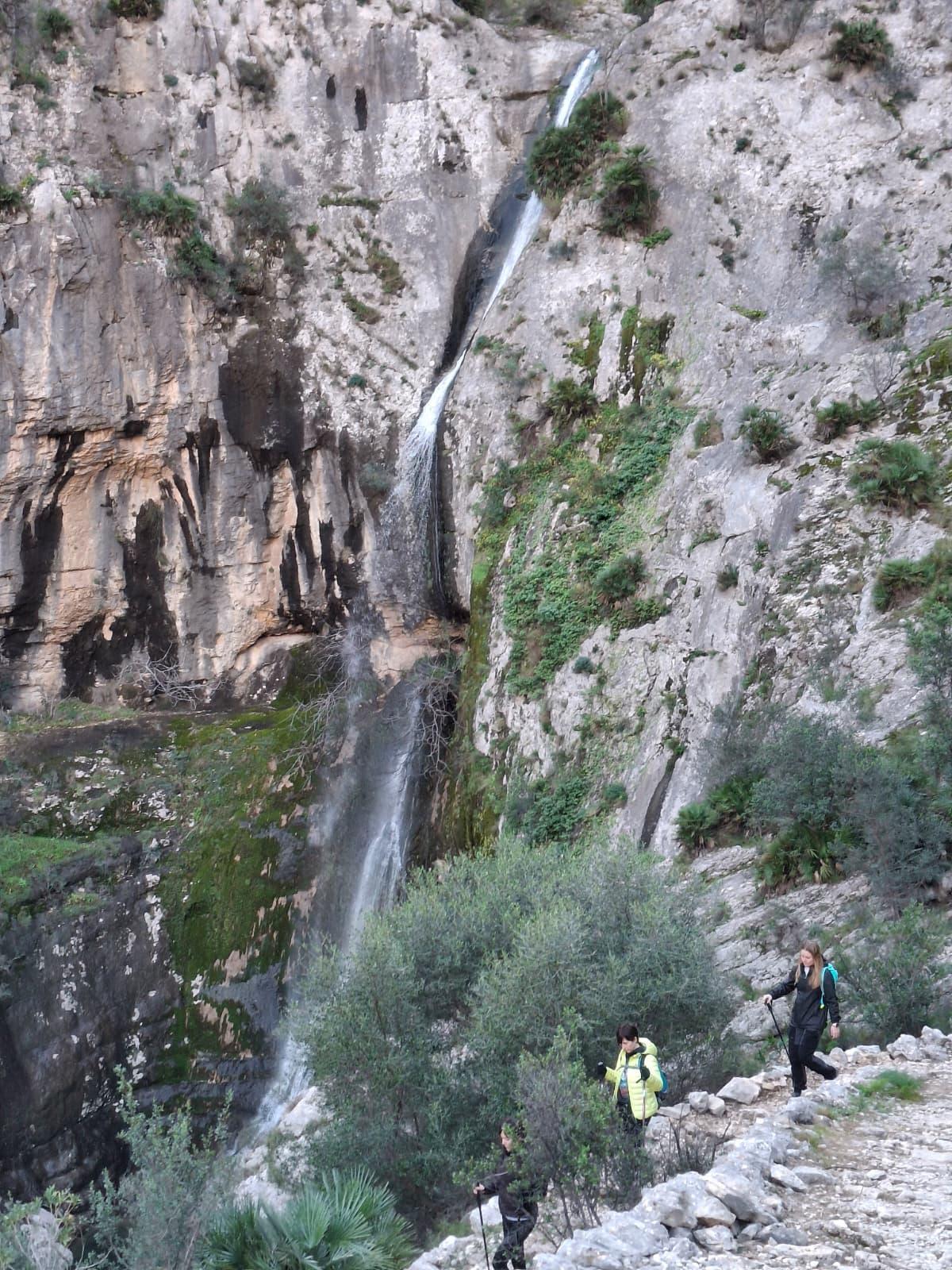 El agua cae desde unos 60 metros de altura