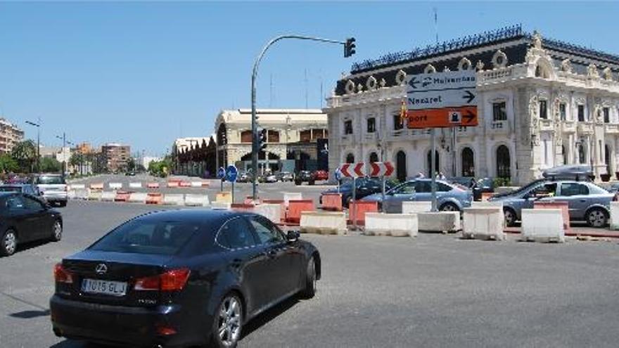 Los coches que entran por la avenida del Puerto encuentran desde ayer cortado el acceso a la dársena.