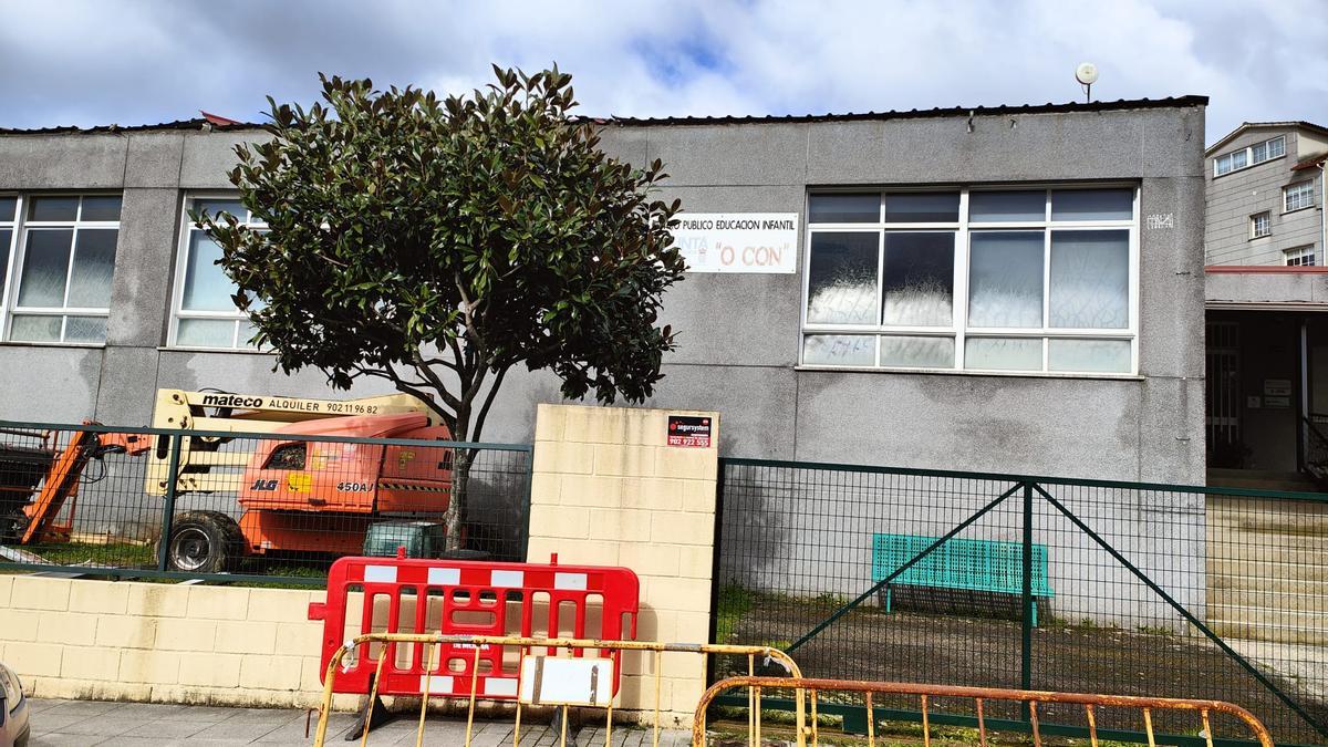 Maquinaria, ayer, desplegada ante la Escola Infantil de O Con para reparar el tejado.
