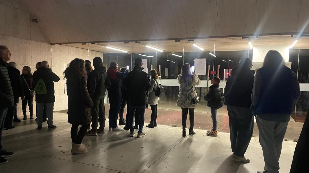 Personas aguardan este sábado a las puertas del palacio de congresos de Cáceres.