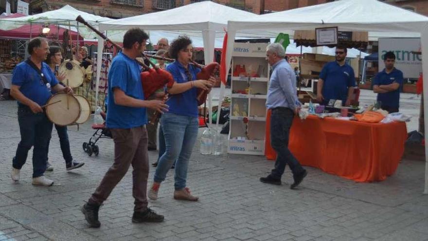 Fole Feroz ambienta con su música las visitas a la Galería de Artesanía y Oficios