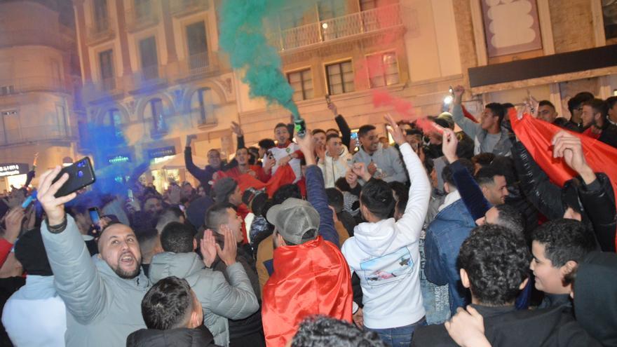 L&#039;afició del Marroc torna a la Rambla de Figueres per a celebrar la nova gesta en el Mundial