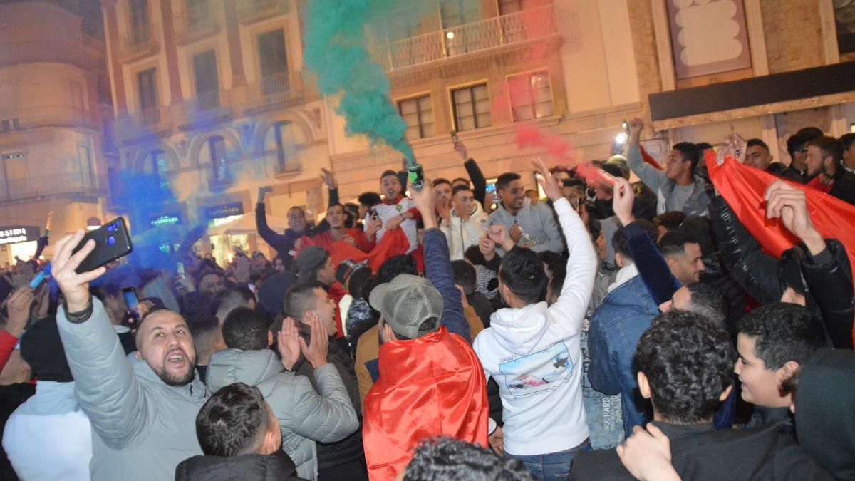 L'afició marroquina a la placeta baixa de la Rambla de Figueres